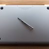 Macintosh: メモリ増設 - MacBook Pro 背面のネジを外す