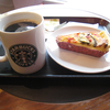 コーヒー: カフェ・アメリカーノ+夏野菜のキッシュ @スターバックス横浜チャイナタウン店.横浜中華街
