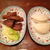 ハンバーガー: 扣肉 (豚のバラ煮) +割包 (中国の蒸しパン) @興昌.横浜中華街