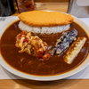 大きなオムレツとチキン、揚げ茄子が一皿に。大人の「お子様ランチ」のような華やかな「ツカモトくん」 @弐番亭.神保町