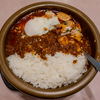 麻婆豆腐とカレーが一つの丼に! 半熟玉子が二つの味をつなぐ源来酒家の麻婆カレー丼 @神保町