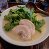 春菊トッピングの本丸塩らー麺 ― 本丸亭 横浜元町店の看板メニュー