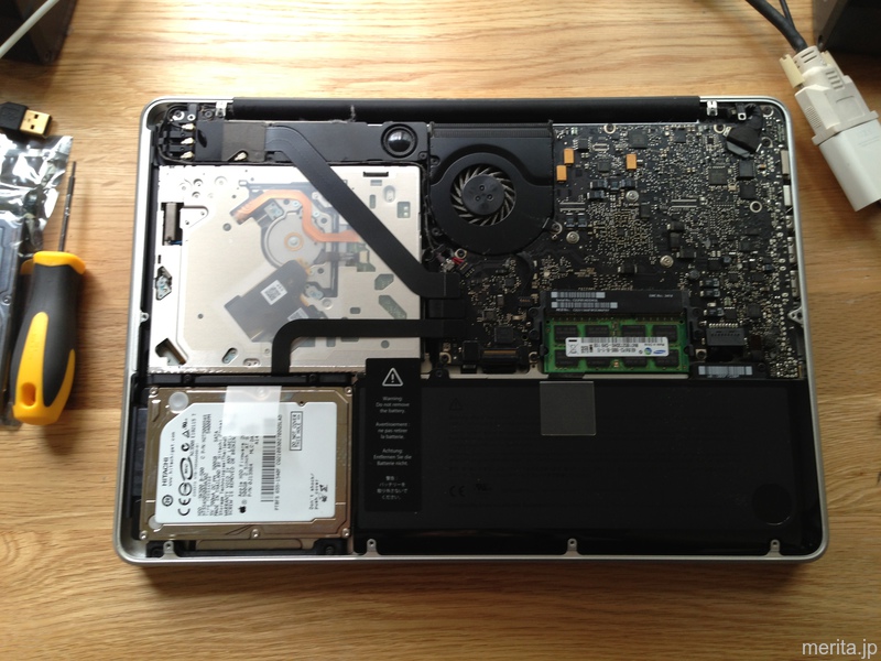 MacBook Pro (13-inch, Early 2011) 裏側パネルを外したところ
