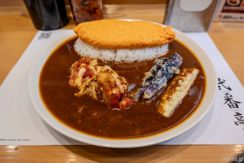 大きなオムレツとチキン、揚げ茄子が一皿に。大人の「お子様ランチ」のような華やかな「ツカモトくん」 @弐番亭.神保町