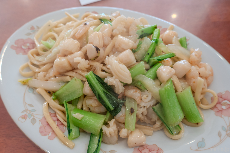 萬来亭の海鮮炒麺 (海鮮平麺炒め) ― 製麺所直営のもちもち平麺に海鮮の旨味が絡む横浜中華街の人気メニュー