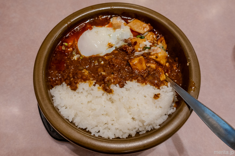 麻婆豆腐とカレーが一つの丼に! 半熟玉子が二つの味をつなぐ源来酒家の麻婆カレー丼 @神保町